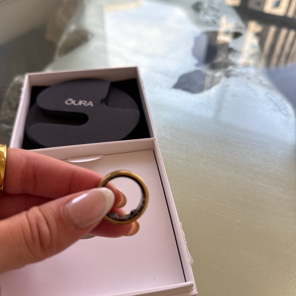 Oura Elegant Gold Ring